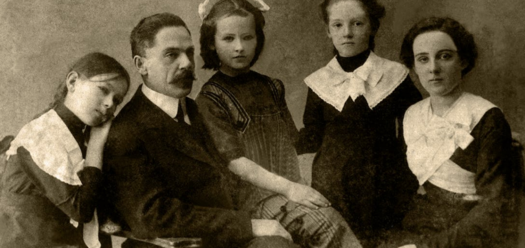 The result of a genealogical search: Photo of children and a man in a vintage photo