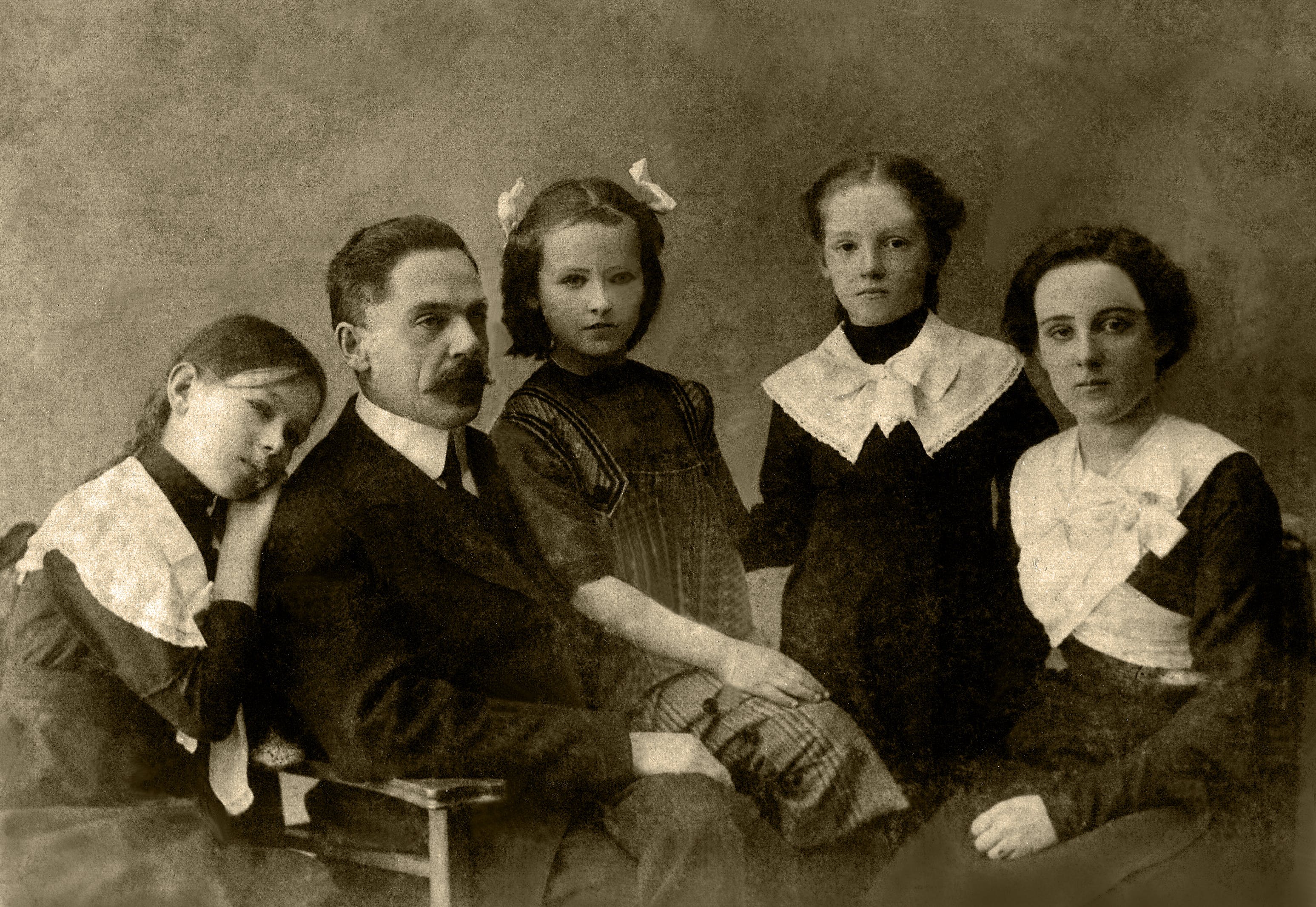 A family of 5 posing for a photograph.